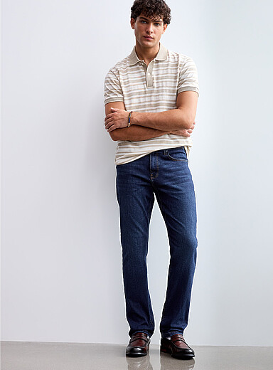 Le jean indigo surpiqu&eacute; ocre <b>Coupe droite</b>