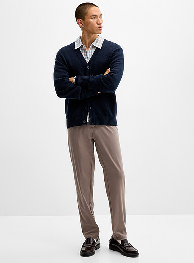 Le pantalon taille confort &agrave; plis <b>Coupe fusel&eacute;e</b>