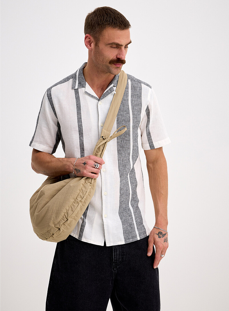 Vertical-Stripe Lightweight Shirt Regular Fit