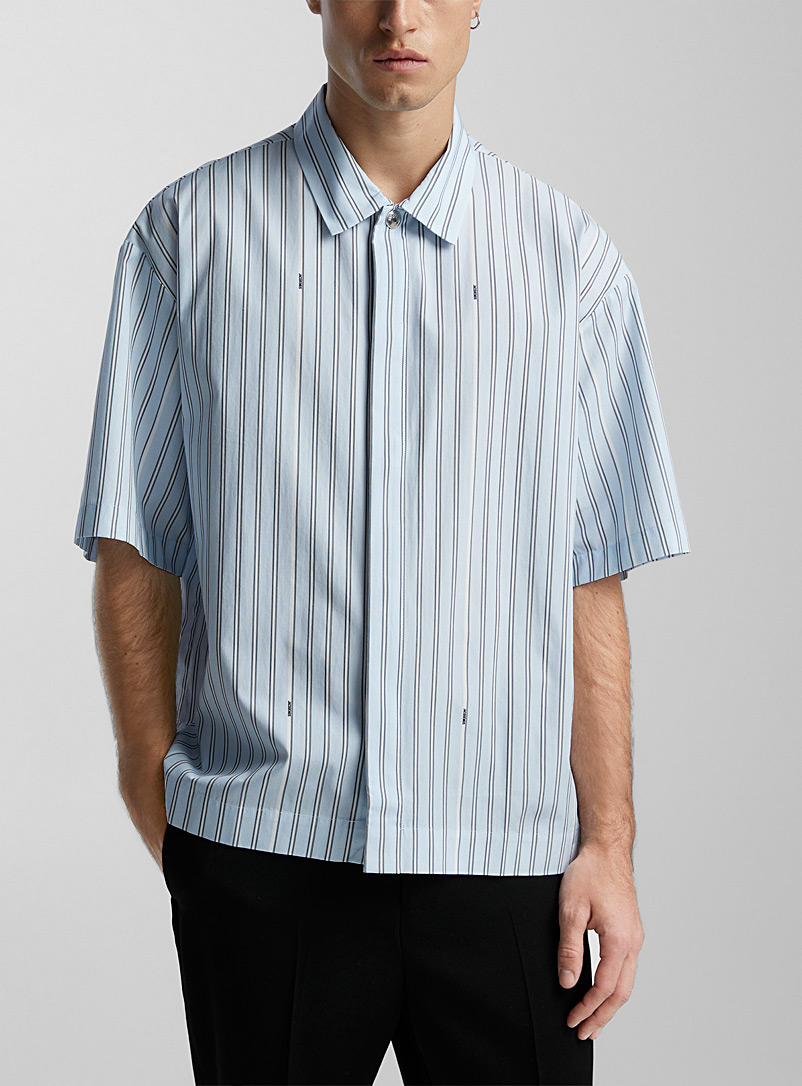 Jacquemus: La chemise manches courtes rayures signature Bleu pour homme