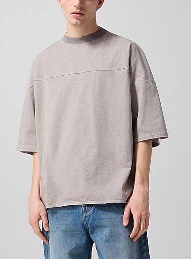 Jacquemus: Le t-shirt couture verticale logo cursif Atelier Gris pour homme
