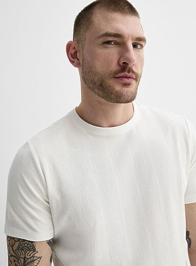 Le t-shirt rayures grav&eacute;es