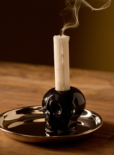 Le chandelier cr&acirc;ne noir <b>Collection d'Halloween</b>