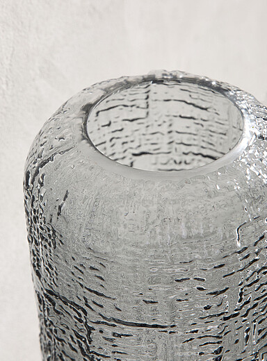 Le vase gris fum&eacute; verre emboss&eacute;