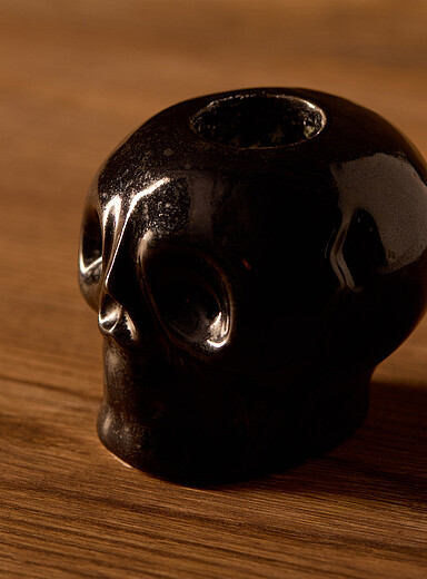 Le chandelier cr&acirc;ne noir <b>Collection d'Halloween</b>