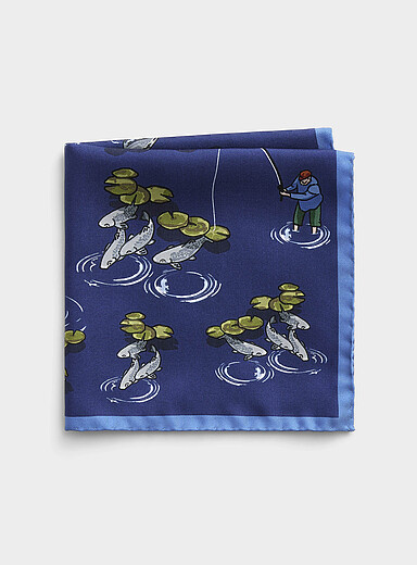 La pochette p&ecirc;che dans l'&eacute;tang <b>Collection exclusive d'Italie</b>