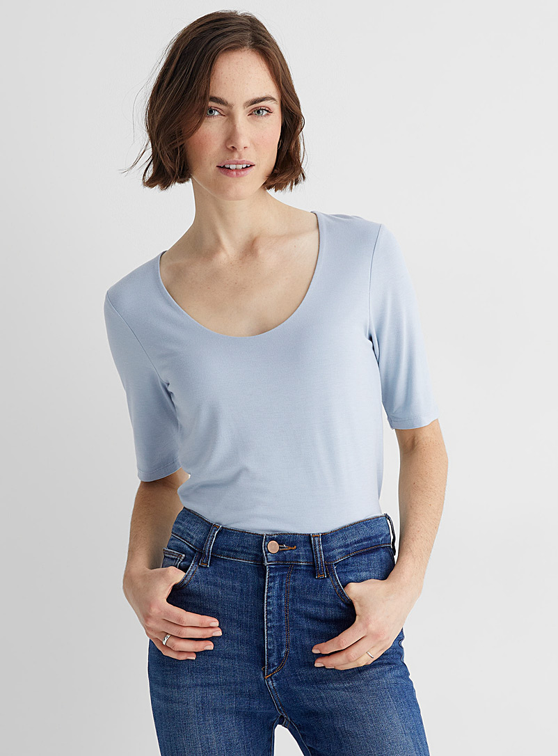 Contemporaine: Le t-shirt col dégagé doux jersey Bleu pâle-bleu poudre pour femme