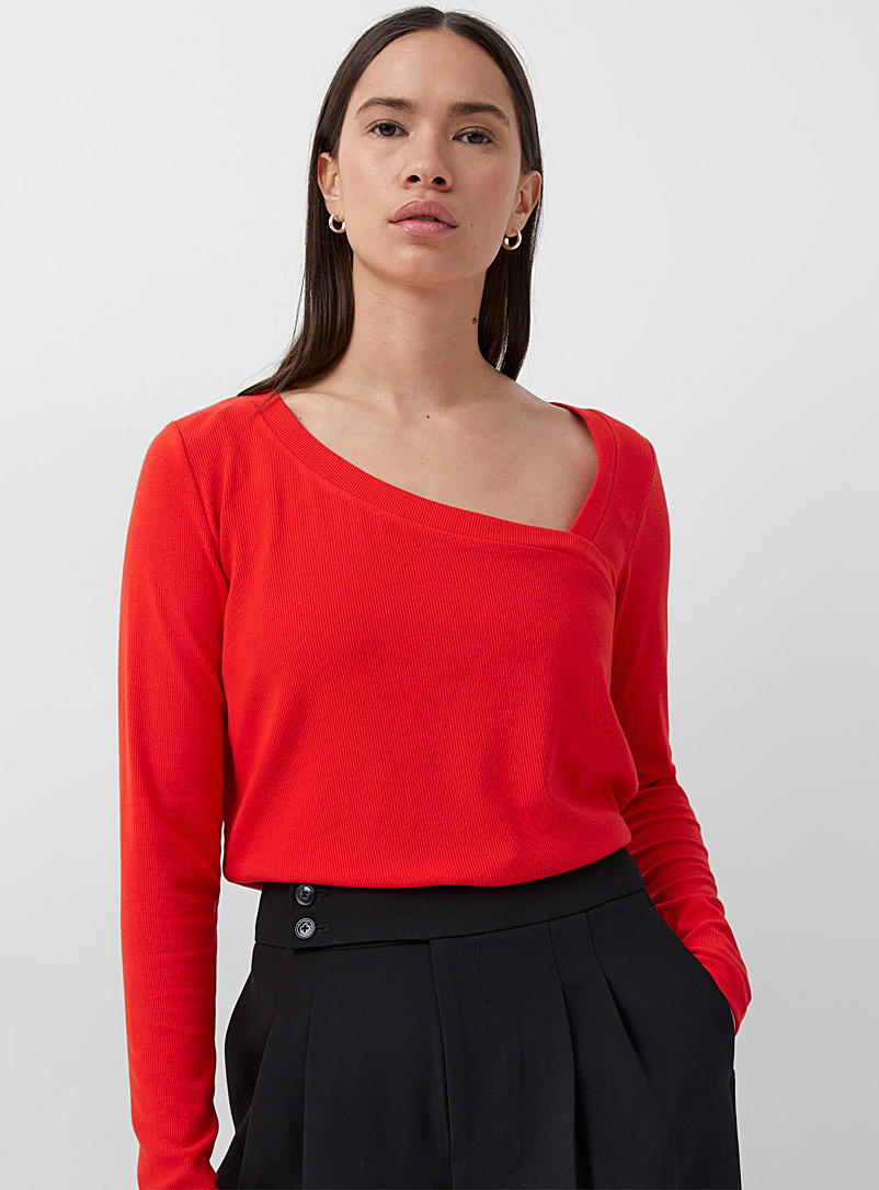 Contemporaine: Le t-shirt côtelé col croisé Rouge vif-écarlate pour femme