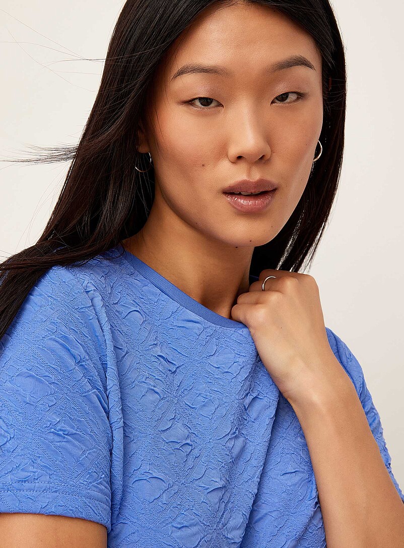 Ic&ocirc;ne: Le t-shirt carr&eacute; texture 3D Noir pour femme