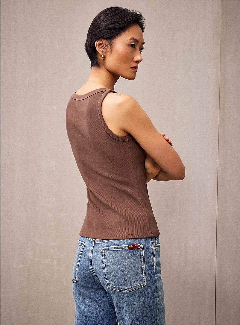 Contemporaine: La camisole c&ocirc;tel&eacute;e ajust&eacute;e col bateau Blanc pour femme