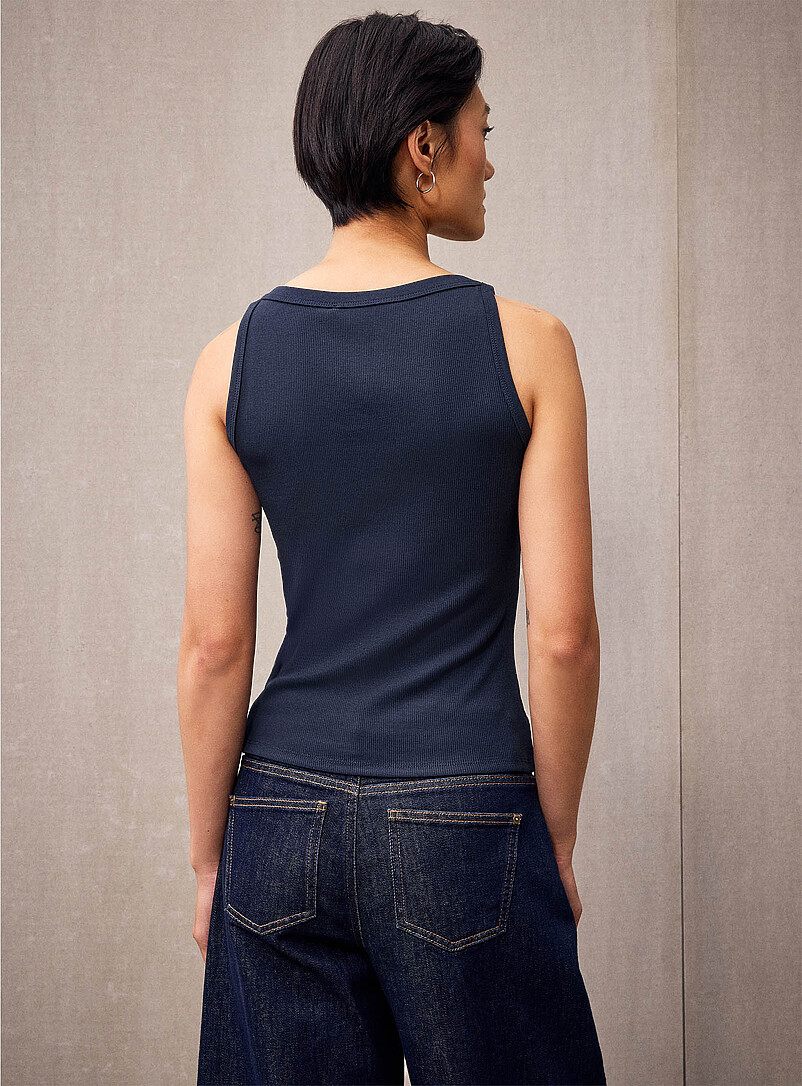 Contemporaine: La camisole c&ocirc;tel&eacute;e ajust&eacute;e col bateau Blanc pour femme