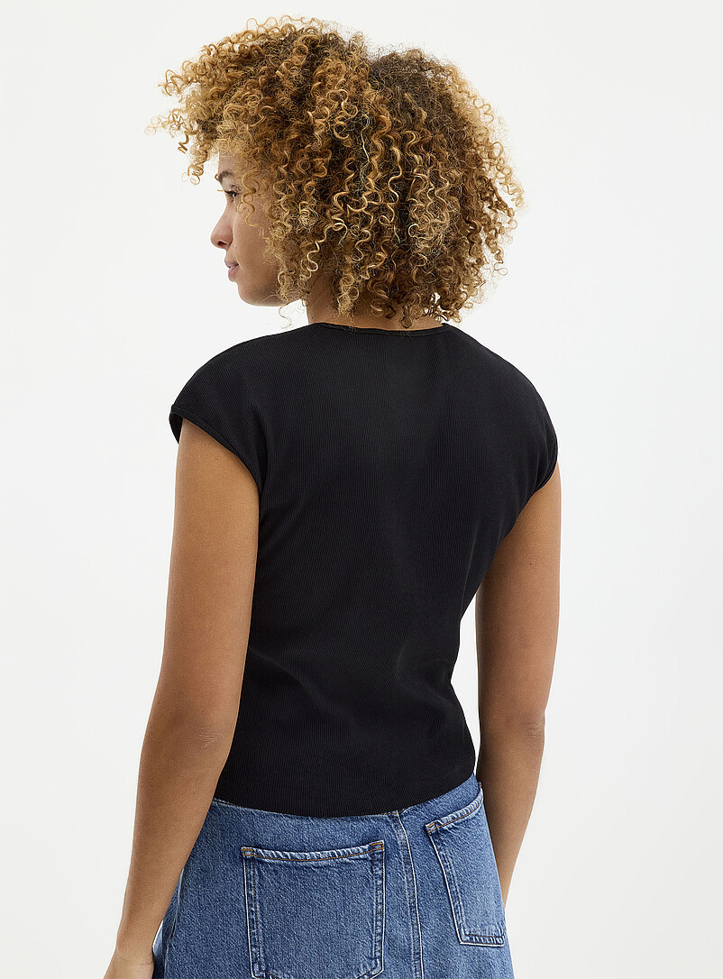 Contemporaine: Le t-shirt c&ocirc;tel&eacute; ajust&eacute; manches cape Blanc pour femme