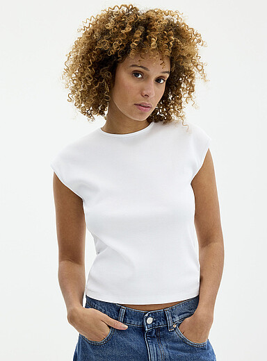 Le t-shirt c&ocirc;tel&eacute; ajust&eacute; manches cape