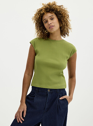 Le t-shirt c&ocirc;tel&eacute; ajust&eacute; manches cape