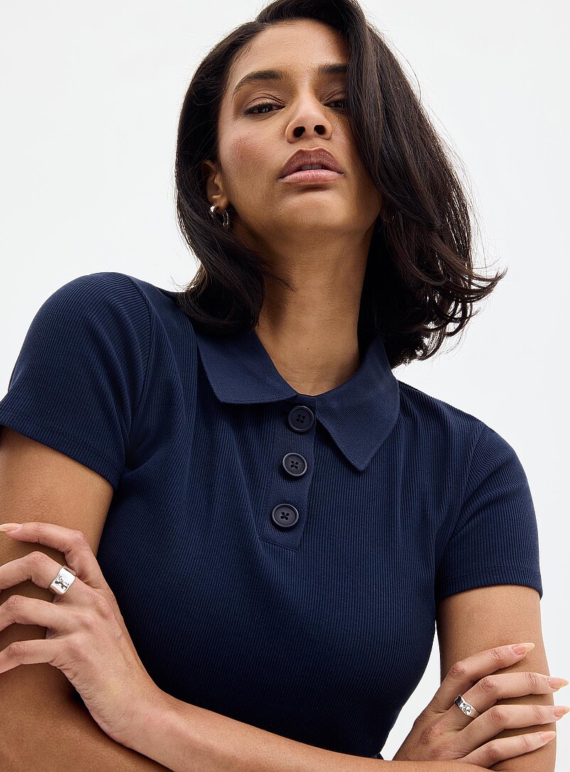 Contemporaine: Le polo c&ocirc;tel&eacute; ajust&eacute; uni Noir pour femme