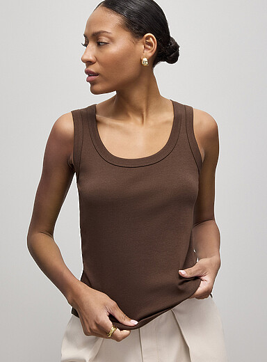 Scoop-neck slim-fit tank