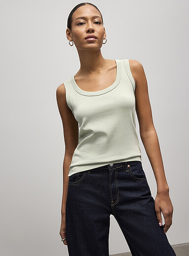 Scoop-neck slim-fit tank