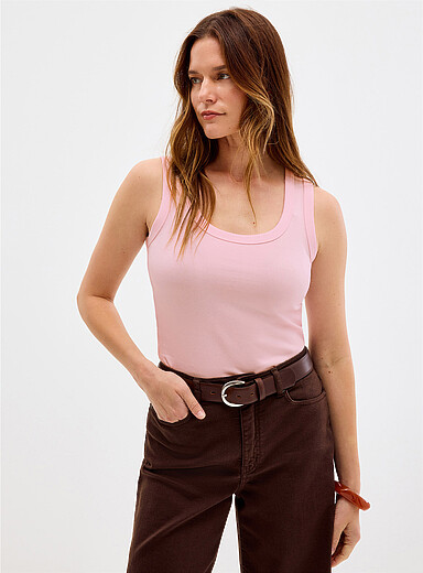 La camisole ajust&eacute;e col d&eacute;gag&eacute;