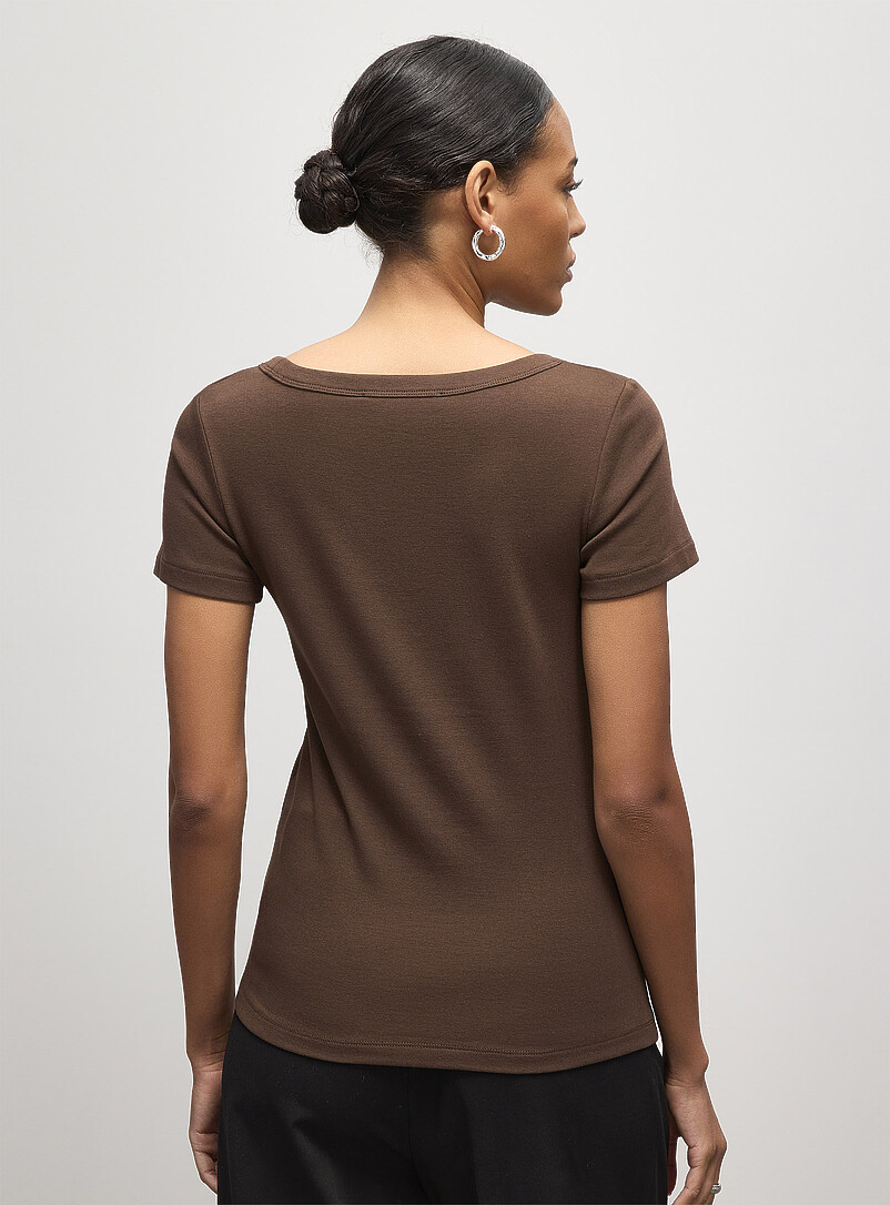 Contemporaine: Le t-shirt ajust&eacute; col d&eacute;gag&eacute; Blanc cass&eacute; pour femme