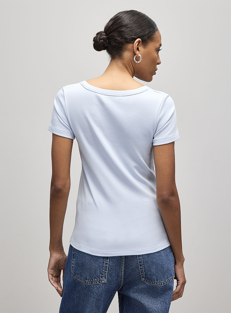 Contemporaine: Le t-shirt ajust&eacute; col d&eacute;gag&eacute; Blanc cass&eacute; pour femme