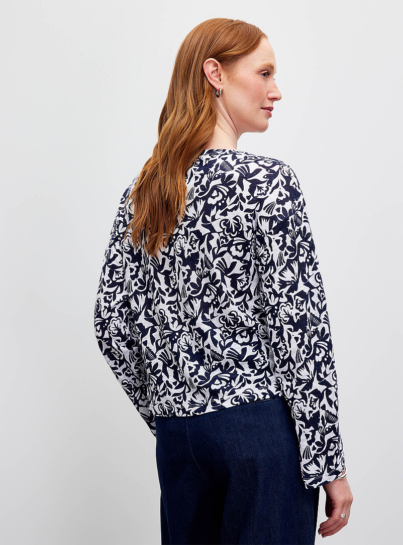 Contemporaine: Le t-shirt d&eacute;contract&eacute; pur lin Blanc &agrave; motifs pour femme