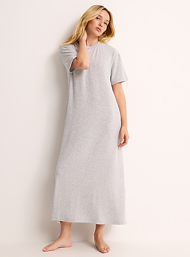 La longue robe de nuit ample tomb&eacute; lourd