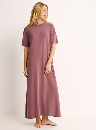 La longue robe de nuit ample tomb&eacute; lourd