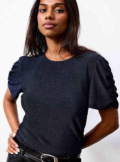 Contemporaine: Le t-shirt scintillant &eacute;paules pliss&eacute;es Bleu marine - Bleu nuit pour femme