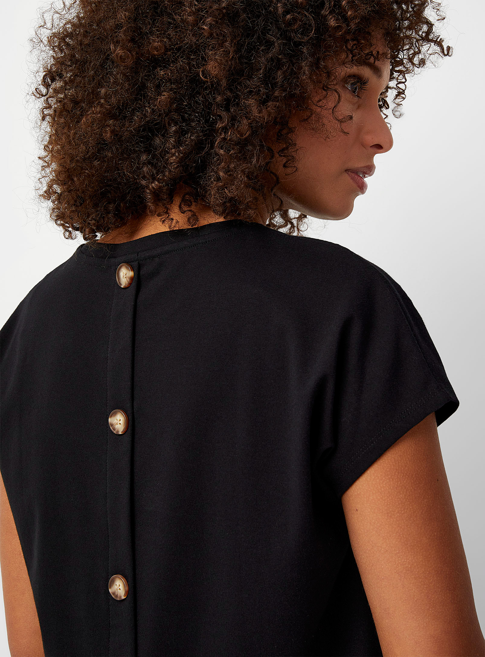 Contemporaine Buttoned Back Cap-sleeve T-shirt In Black