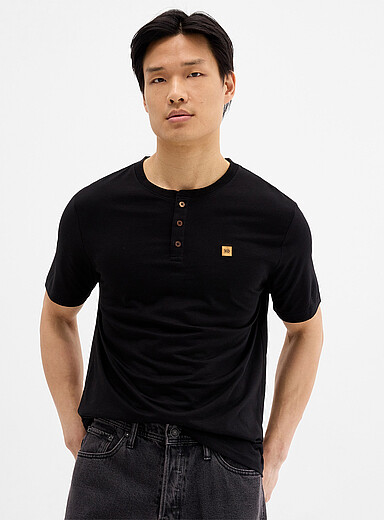 Le t-shirt henley &eacute;cusson li&egrave;ge