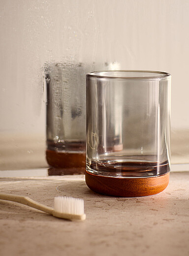 Le verre transparent teint&eacute; accent bois