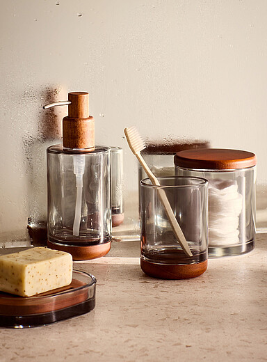 Les accessoires verre teint&eacute; accent bois