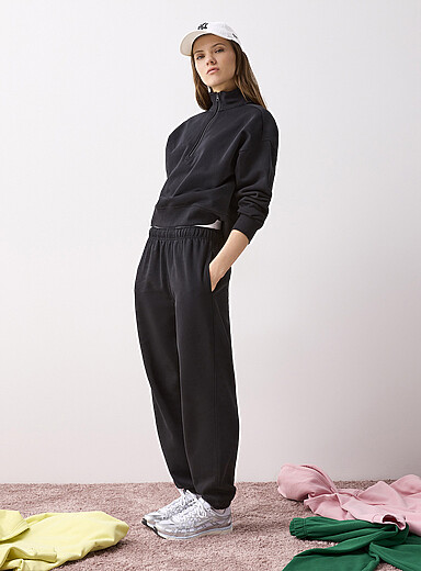 Twik: Le jogger ample molleton mince Noir pour femme