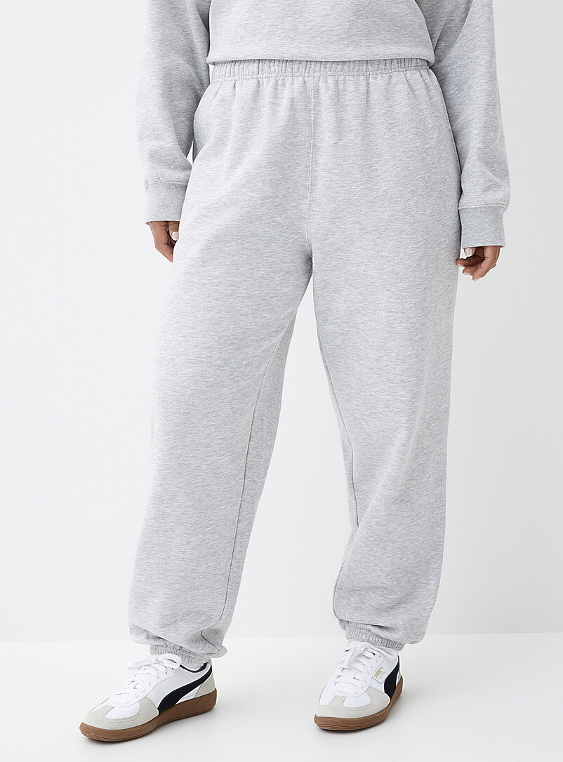 Twik: Le jogger ample molleton mince Gris pour femme