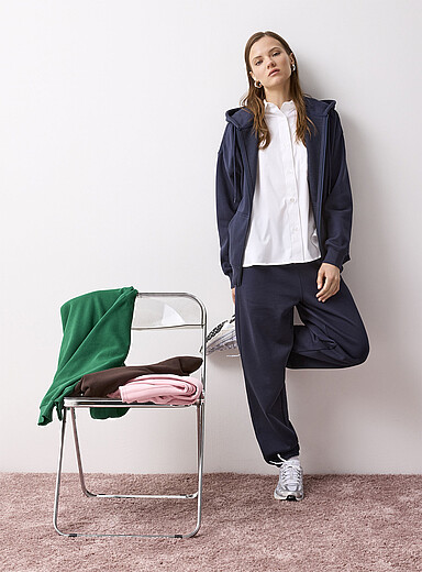 Twik: Le jogger ample molleton mince Bleu marine - Bleu nuit pour femme