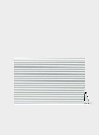 Le porte-cartes en aluminium gaufr&eacute; Premium+ MagSafe
