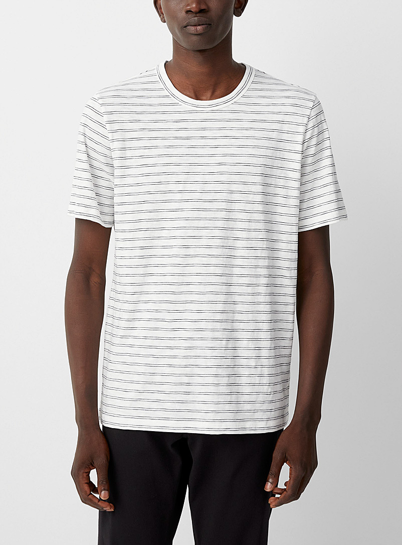 Theory: Le t-shirt fines rayures binaires Blanc à motifs pour homme