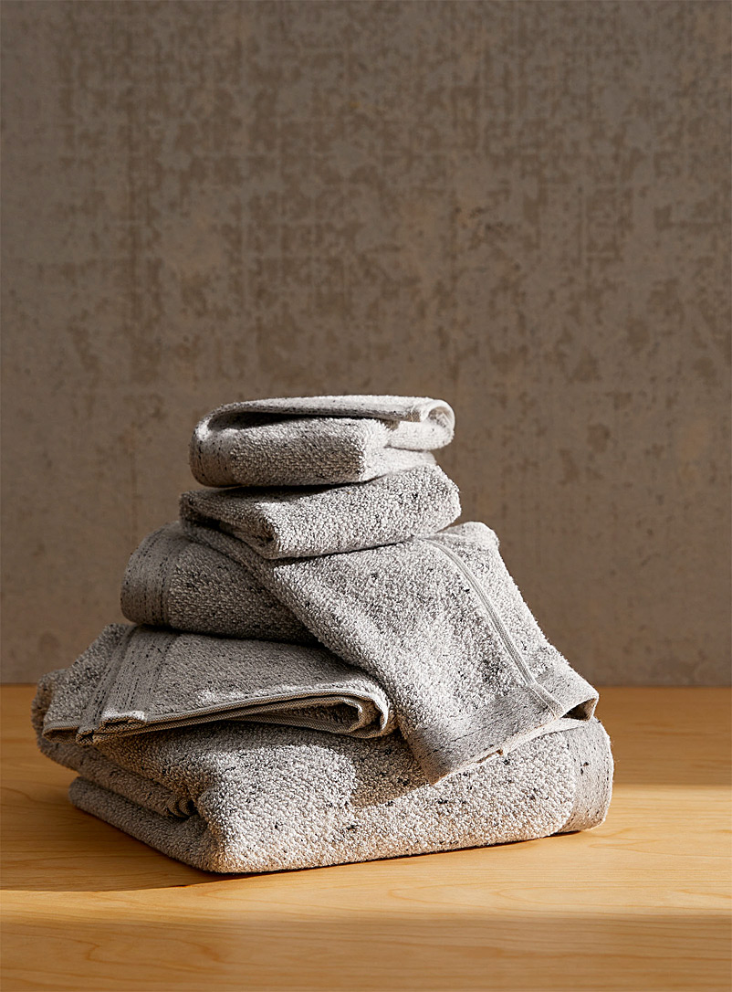 Simons Maison: Les serviettes grises mouchetées Gris à motifs