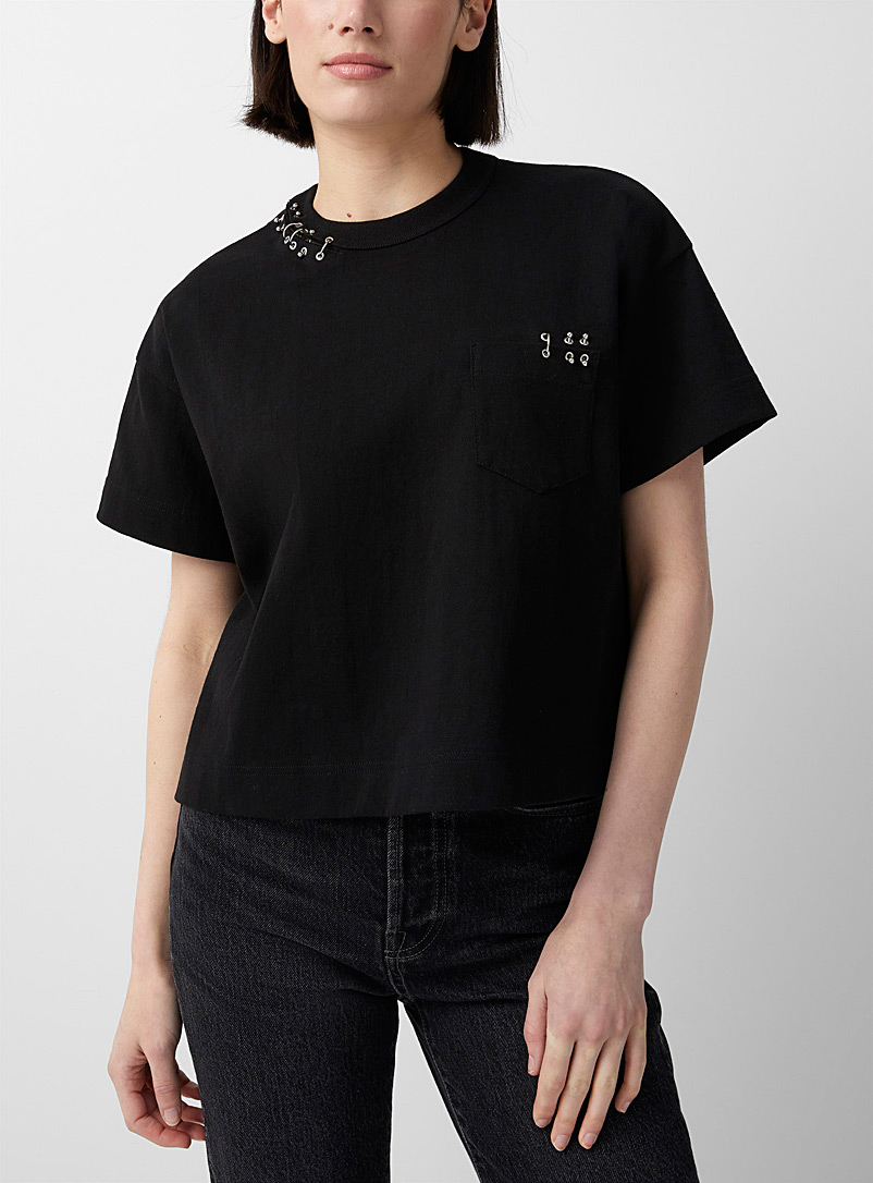 Sacai: Le t-shirt perçages Noir pour femme