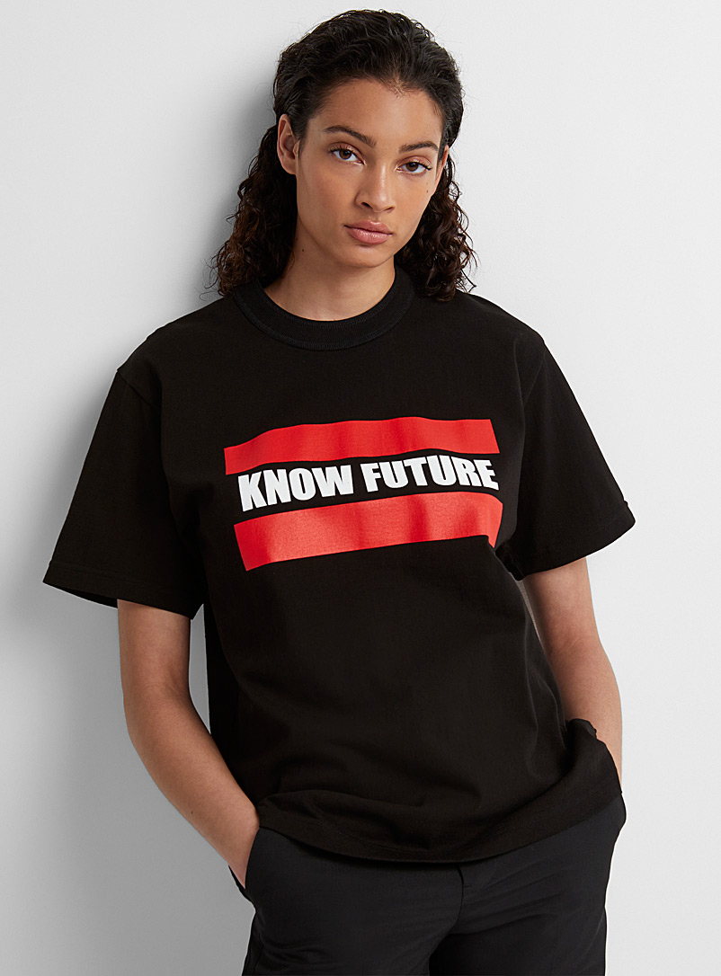 Sacai: Le t-shirt Know Future Noir à motifs pour femme