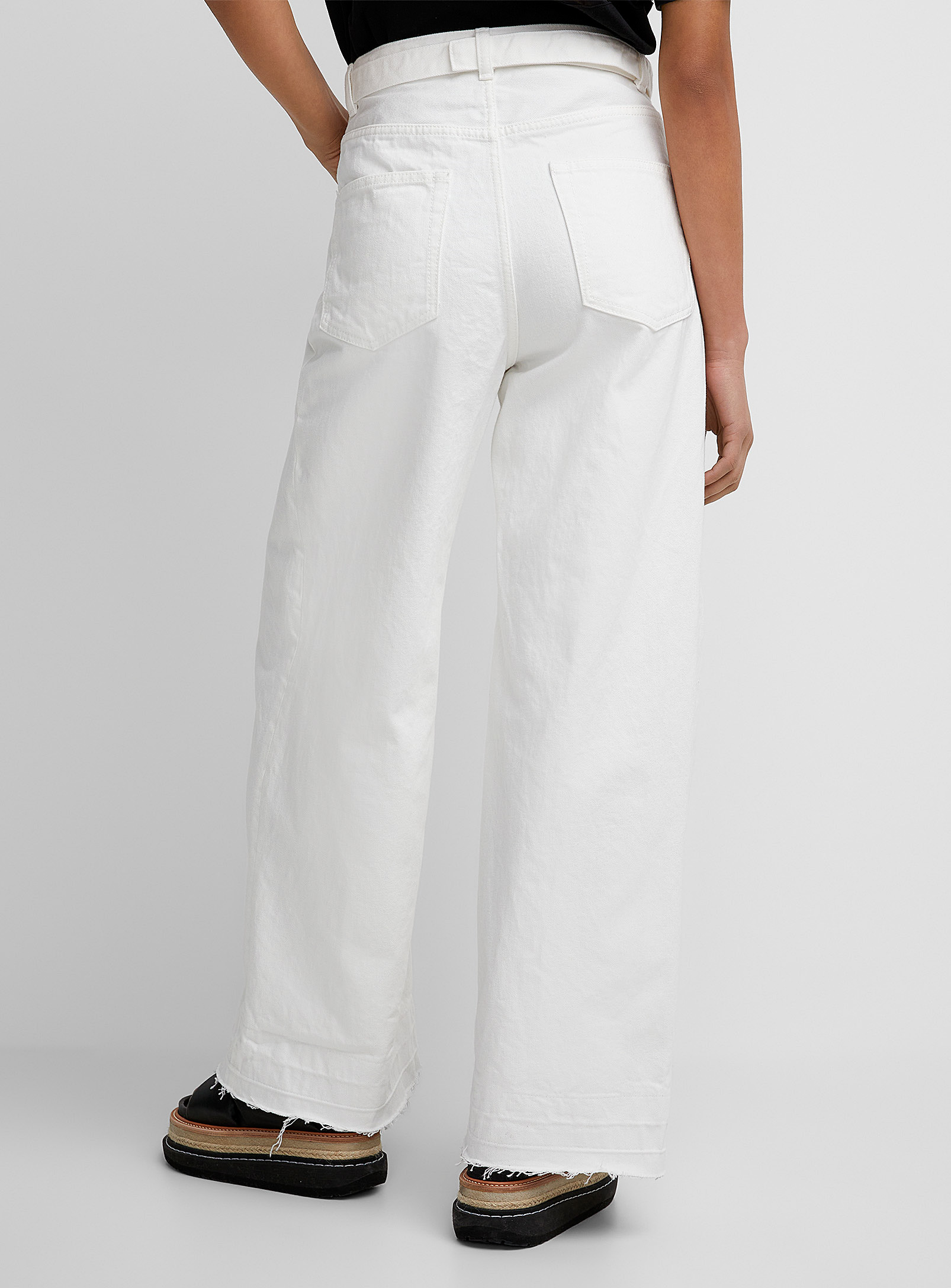Sacai - Le jean blanc à ceinture