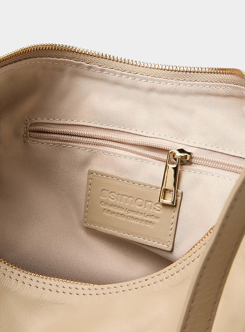 Simons: Le sac besace arrondi cuir textur&eacute; <b>Collection exclusive d'Italie</b> Taupe pour femme