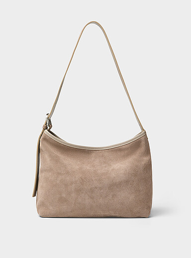 Le sac d'&eacute;paule su&egrave;de anse ceintur&eacute;e <b>Collection exclusive d'Italie</b>