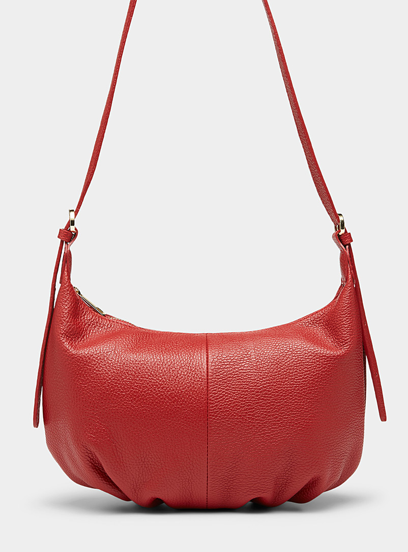 Simons: Le sac bandoulière demi-lune cuir grainé Rouge pour femme