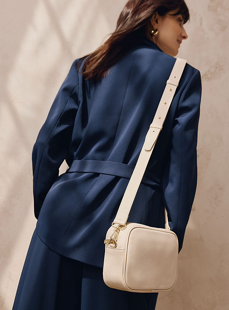 Simons: Le sac caméra cuir grenu minimaliste Collection exclusive d'Italie Ivoire - Beige crème pour femme