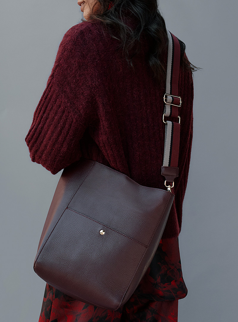 Simons: Le sac seau cuir grenu minimaliste Collection exclusive d'Italie Rouge foncé-vin-rubis pour femme