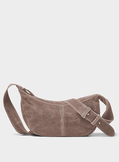 Le sac besace demi-lune su&egrave;de &eacute;pur&eacute; <b>Collection exclusive d'Italie</b>