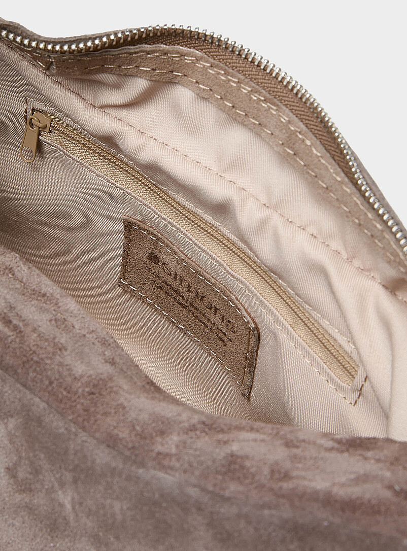 Simons: Le sac besace demi-lune su&egrave;de &eacute;pur&eacute; <b>Collection exclusive d'Italie</b> Chocolat - Espresso pour femme