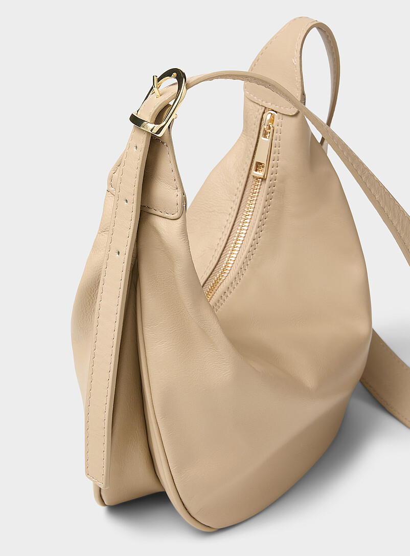 Simons: Le sac bandouli&egrave;re demi-lune cuir textur&eacute; <b>Collection exclusive d'Italie</b> Noir pour femme