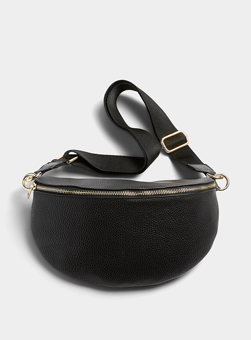 Simons: Le sac banane cuir grenu demi-lune Collection exclusive d'Italie Noir pour femme